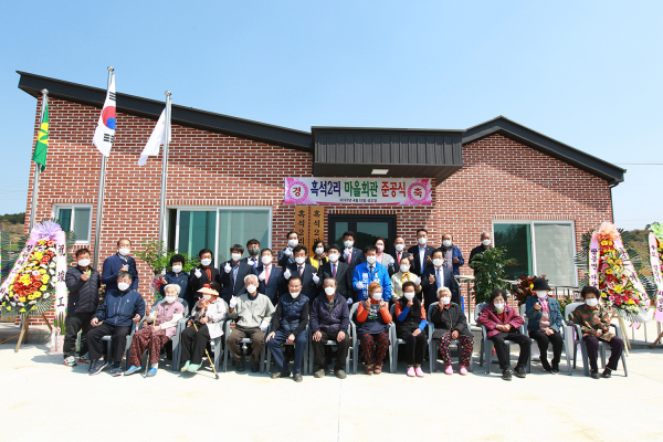 맹정호 서산시장이 15일 팔봉면 흑석2리 경로당 준공식 후 단체사진 찍는 모습