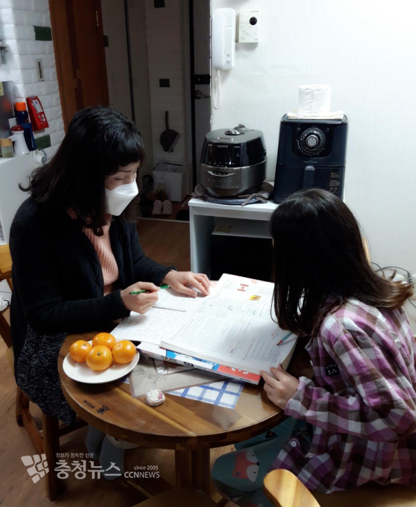 홍성군 드림스타트가 사례관리 대상 아동의 건강한 성장을 위해 가정방문 프로그램을 추진한다.