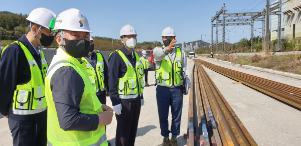 임주빈 부이사장(오른쪽 두번째)이 15일(금) 호남고속철도 2단계 임성리 정거장 현장을 찾아 사업진행 상황을 점검하고 있다.