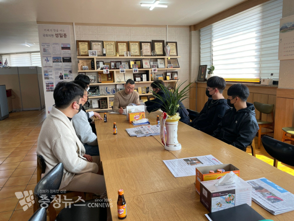 공정·정의사회 실천 태안군 청년연합이 한상기 예비후보 공천배제 건의서를 성일종 국회의원 사무실에 전달했다./공정연 제공