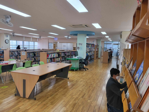 학교도서관 장서점검 장면