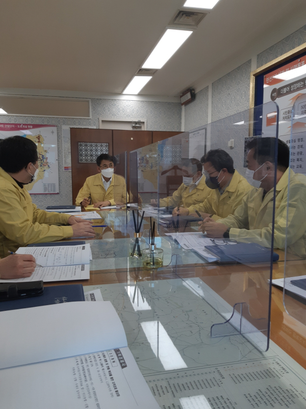 포스트 코로나 대응 방안 긴급회의 진행 장면