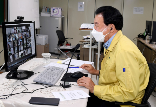 지난 15일 관내 어린이집 원장을 대상으로 비대면 화상 직무교육에 참석한 박용갑 중구청장
