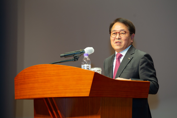 2022년 상반기 신입사원 입사식에서 환영사 하는 박형덕 서부발전 사장