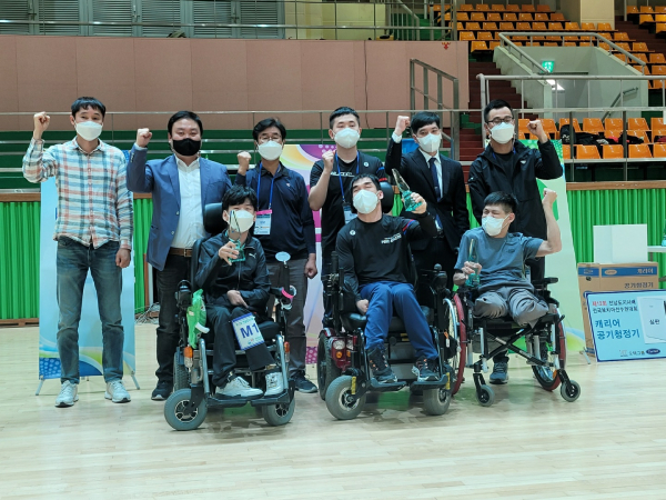 세종시장애인체육회 소속 안종민 선수가 ‘제12회 전라남도지사배 전국 보치아 선수권대회’에서 은메달을 획득한 뒤 기념촬영을 하고 있다.