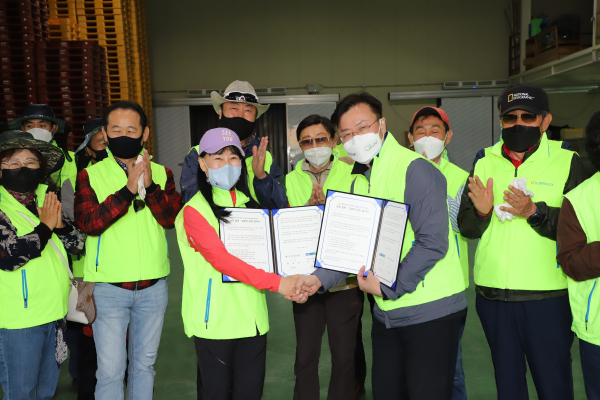 이종욱 충남세종농협 본부장(오른쪽)과 한성일 (사)목요언론인클럽 회장(왼쪽)이 농업·농촌의 가치를 알리고 도농교류 공동추진을 위한 업무협약 19일 체결 모습