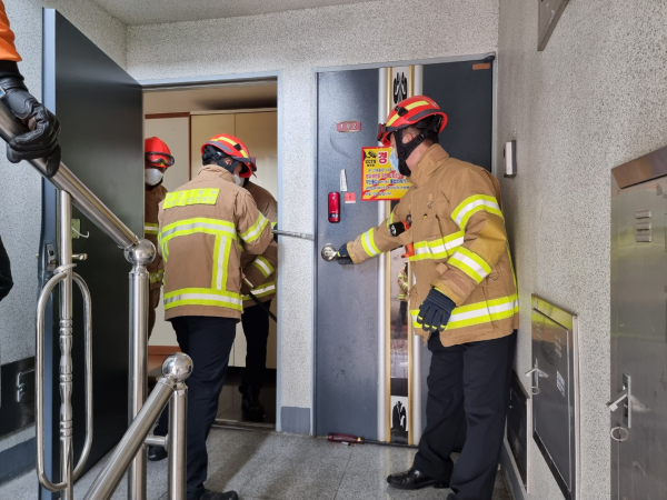 지난 14일  대흥2구역 재개발현장 내 빈 건물에서 진행한 소방훈련 모습