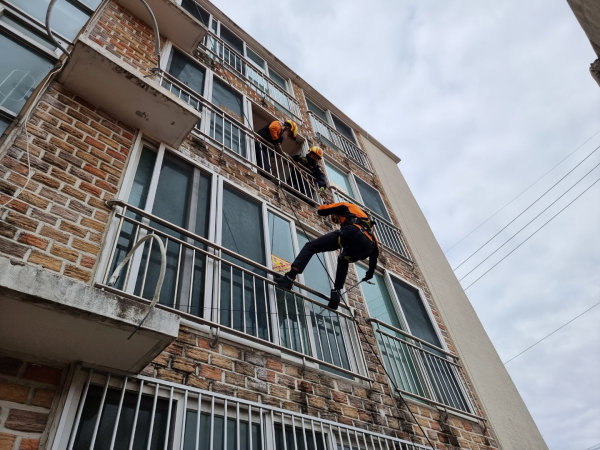 지난 14일  대흥2구역 재개발현장 내 빈 건물에서 진행한 소방훈련 모습