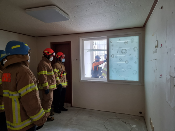 지난 14일  대흥2구역 재개발현장 내 빈 건물에서 진행한 소방훈련 모습