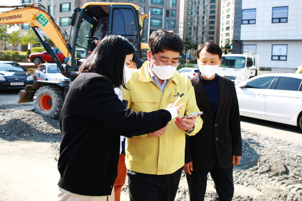맹정호 서산시장이 지난 15일 온통서산 민원현장(예천동 공영주차장 정비)을 방문해 현장을 진두지휘하는 모습