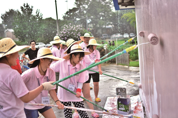 지난 농촌재능나눔활동지원사업에 참여한 단체가 벽화그리기 봉사활동을 하고 있다