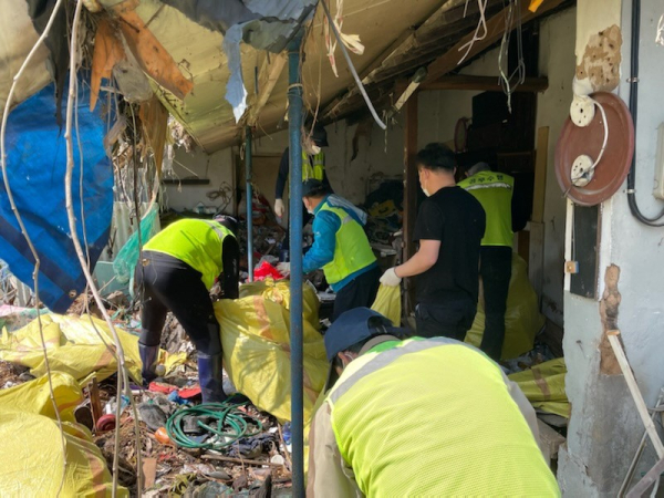 20일 대사동에서 진행된 주거환경개선 클린사업 진행 모습