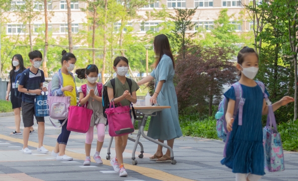 모든 학교, 학년의 등교수업 단계적 개시 완료