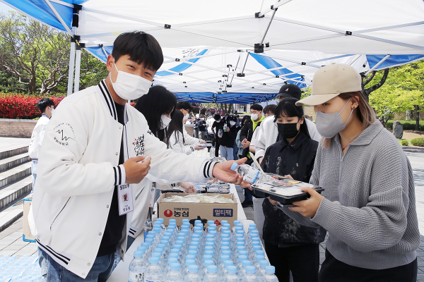 “간식 먹고 힘내세요”, 중간고사 지친 학생 격려 모습
