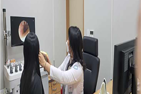 한 아이가 영유아 야간진료센터에서 진료받는모습