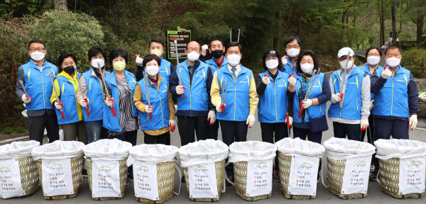 대전천사 회원들,21일 환경정화 활동 단체사진 모습
