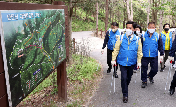 대전천사 회원들이 21일 오전 만인산 일원에서 환경정화 활동을 펼치고 있다