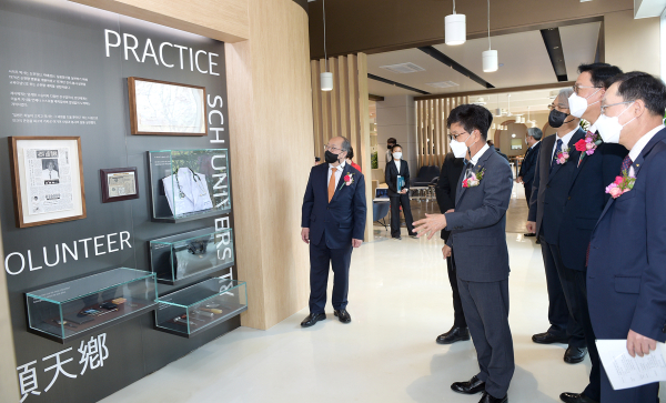 참석귀빈들의 아고라 에토스 시설 투어 장면