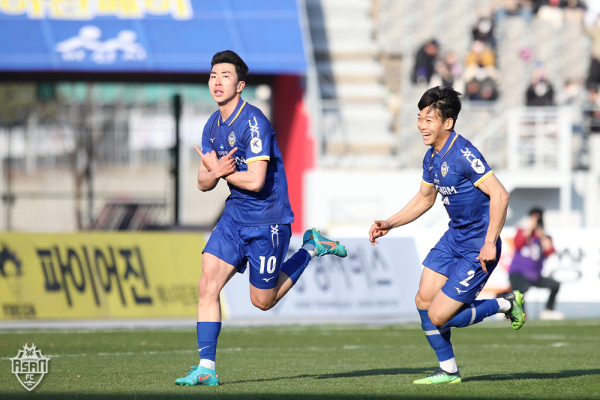 충남아산FC 선수 경기 모습