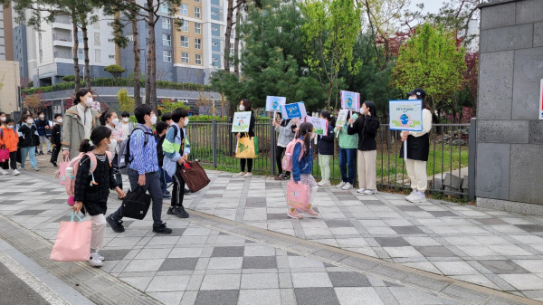 학부모회와 전교학생회가 함께한 캠페인 활동을 실시하고 있다