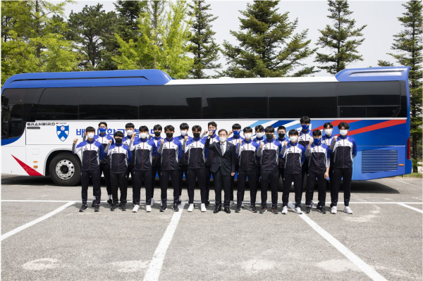 배재대 축구부 선수들이 김선재 총장과 파이팅을 외치고 있다.