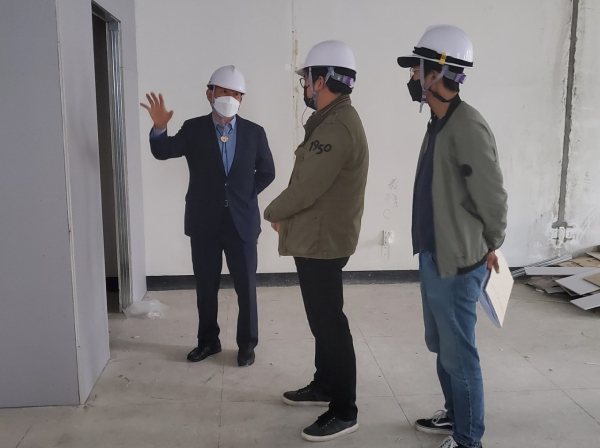 대전 중구보건소 리모델링 현장을 찾아 점검 중인 박용갑 중구청장