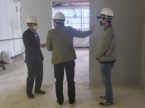 중구보건소 리모델링 현장을 찾아 점검 중인 박용갑 중구청장