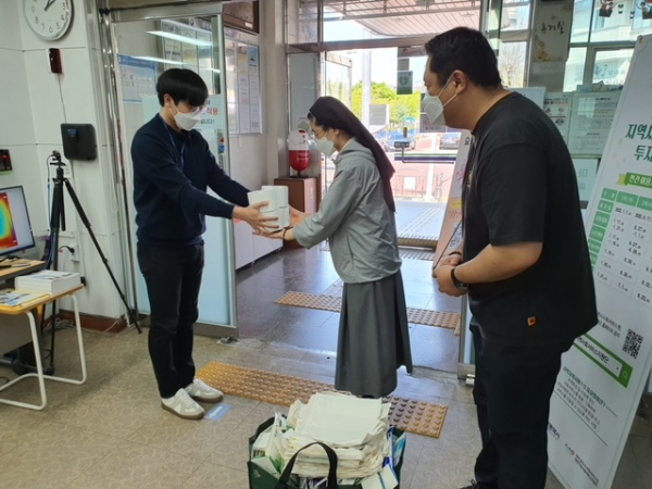 우유팩과 친환경 화장지 교환 장면