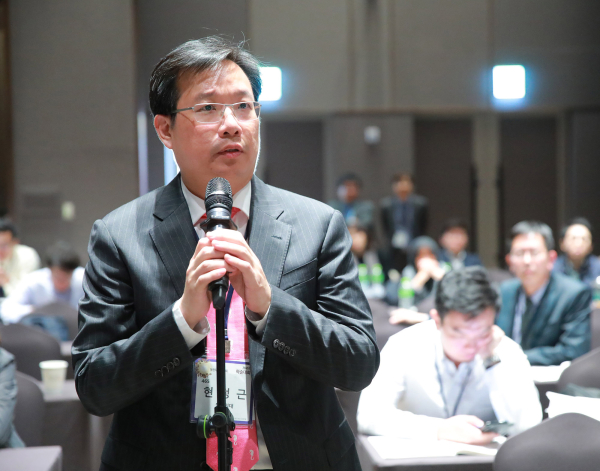 학회 발표 중인 현정근 교수