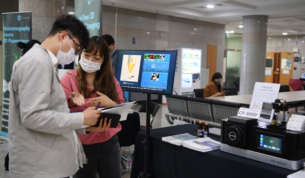 행사에 참여한 연구장비기업이 자사 장비를 설명하고 있다