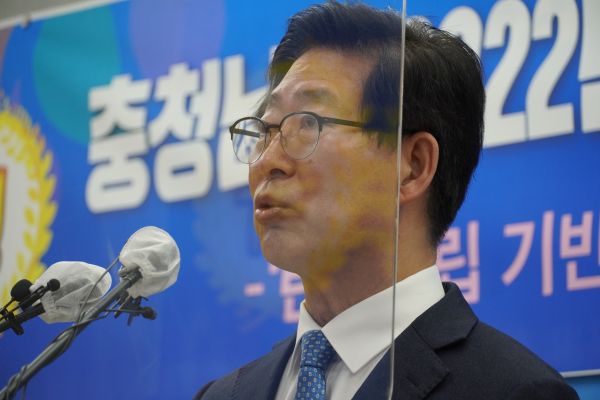 양승조 충남지사가 26일 도청 프레스센터에서 기자회견을 하고 있다./이성엽 기자