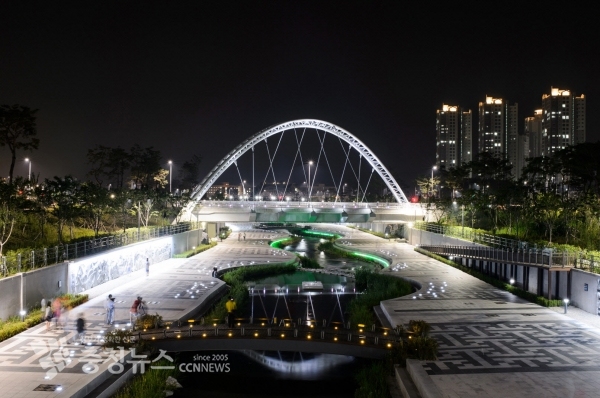 어진동 방축천 특화거리의 음악분수