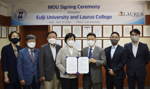 을지대학교와 미국 로리스 대학 관계자들이 협약을 기념하며 사진 촬영을 하고 있다.