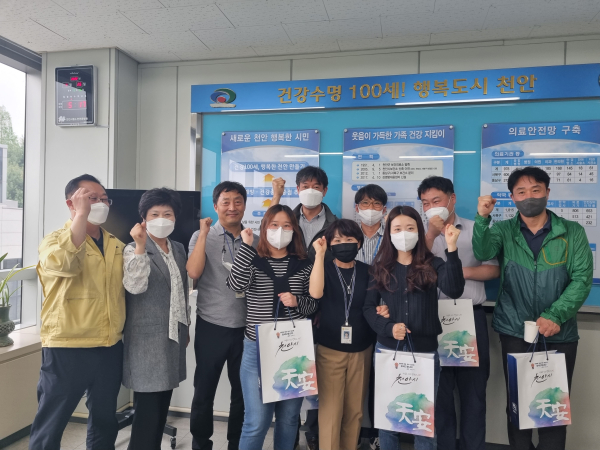 격려물품 전달 기념사진