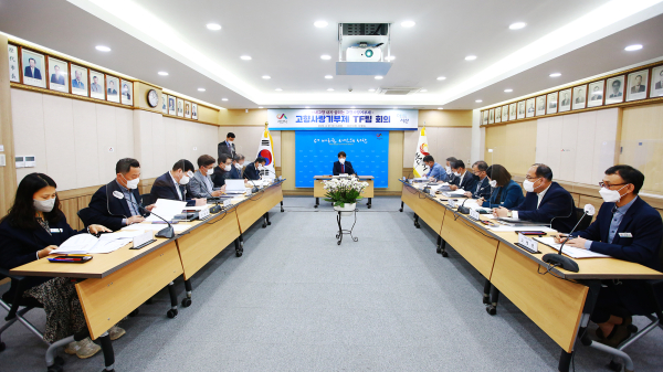 구상 서산시장 권한대행이 27일 상황실에서 고향사랑기부제 TF팀 첫 회의를 주재하는 모습