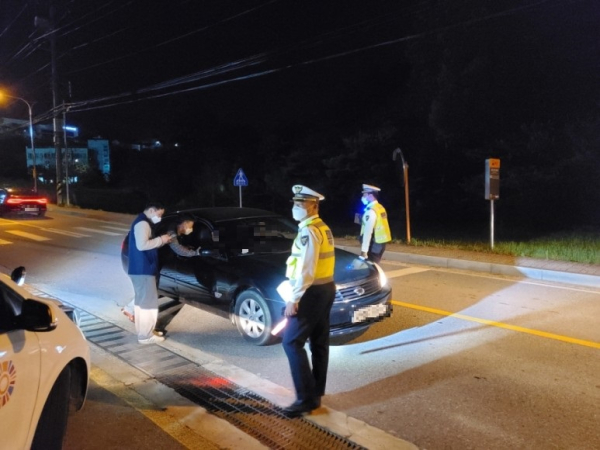 공주시-공주경찰서, 지방세 체납·음주운전 야간 합동 단속 모습
