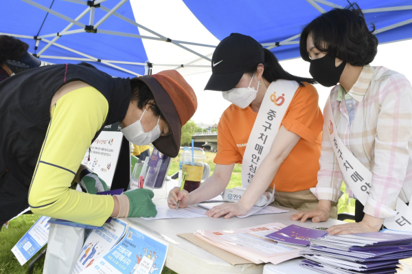 28일 유등천에서 진행한 2022 한마음 치매극복 캠페인 진행 모습