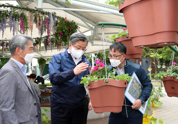 정용래 유성구청장이 28일 온천공원 일원에서 유성온천 봄꽃전시회 현장점검을 실시하고 있다