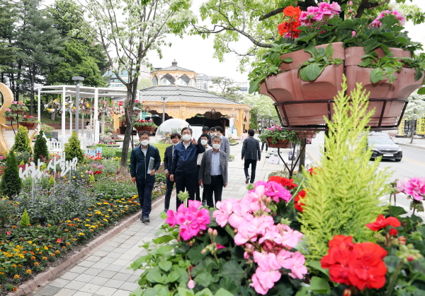 정용래 유성구청장이 28일 온천공원 일원에서 유성온천 봄꽃전시회 현장점검을 실시하고 있다