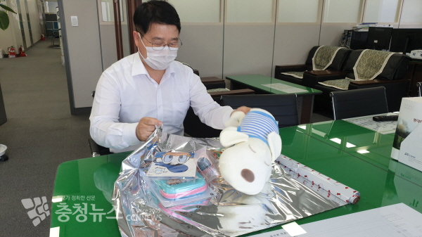 이계승 본부장이 직접 선물을 포장하고 있다