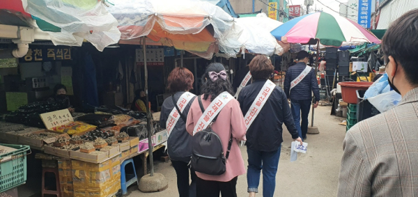 29일 중앙시장과 역전시장에서 ‘전통시장 고객선 지키기 캠페인’ 진행 모습
