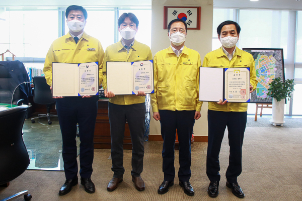 구상 서산시장 권한대행이 29일 충남도청 행정부지사실에서 행안부장관상을 수상하는 모습(좌측 2번째부터 구상 서산시장 권한대행, 이필영 행정부지사)