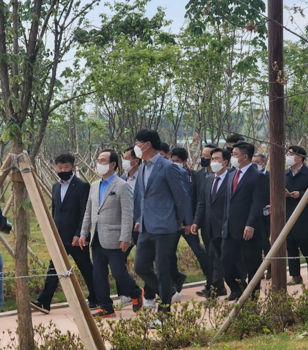 시설현장을 답보하는 박상돈 천안시장과 관계자들