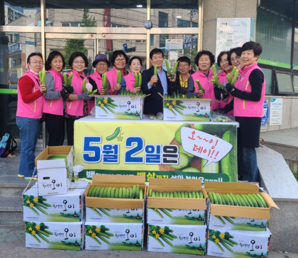 2일, 오이 day를 맞아 고향주부모임 회원들과 진행 모습