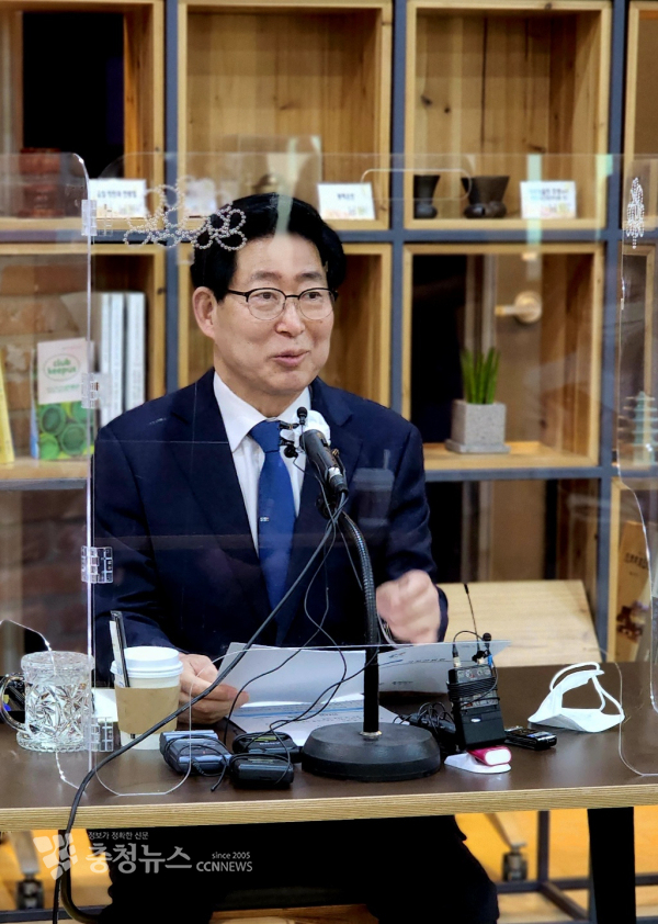 양승조 충남지사가 2일 도청 프레스센터에서 기자간담회를 하고 있다./이성엽 기자