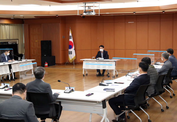 2일 김가환 유성구청장 권한대행이 구청 대회의실에서 긴급 간부회의를 열고 회의를 주재하고 있다.