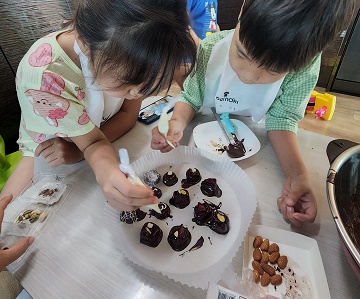 드림스타트 아동이 가정에서 ‘나도 요리사’ 프로그램에 참여하고 있는 모습