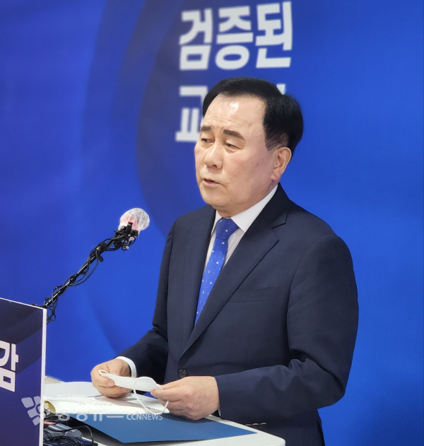 김지철 교육감이 3일 교육청에서 출마 기자회견을 하고 있다/이성엽 기자