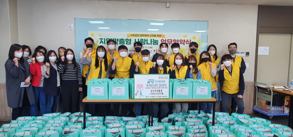 영남본부 봉사단이 3일 중구노인복지회관과 함께 ‘어버이날 맞이 효(孝) 나누리 행사’를 진행하고 있다.