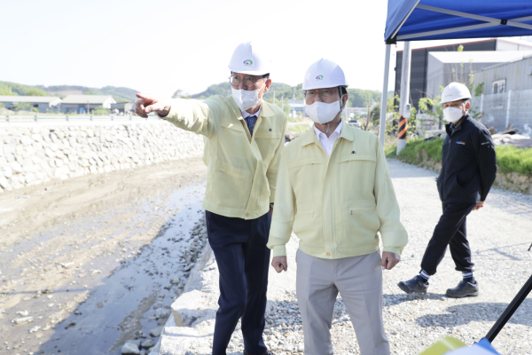 박상돈 시장, 불당소하천 정비사업 현장 점검 모습